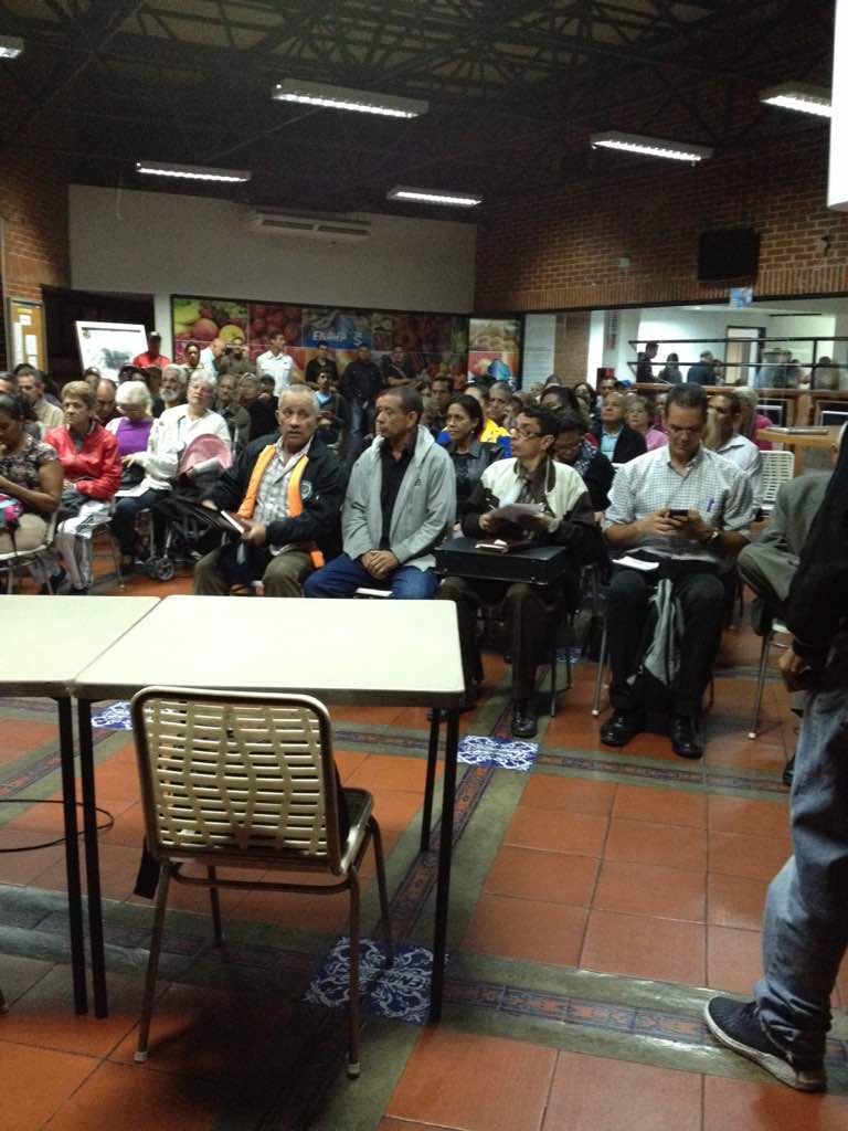 LaAranera's tweet photo. Reunión con vecinos de #LosRuices  .@alcaldejvra y  Director .@PolisucreOficia Comisario Jefe Omar Márquez, Comisionado Garcés Antonio, Comisionado Brión Edgar y Directores de la Alcaldia Municipal de Sucre, escuchando las necesidades de la Comunidad. #JuntosTodoEsPosible https://t.co/6jHZ0IXGgF