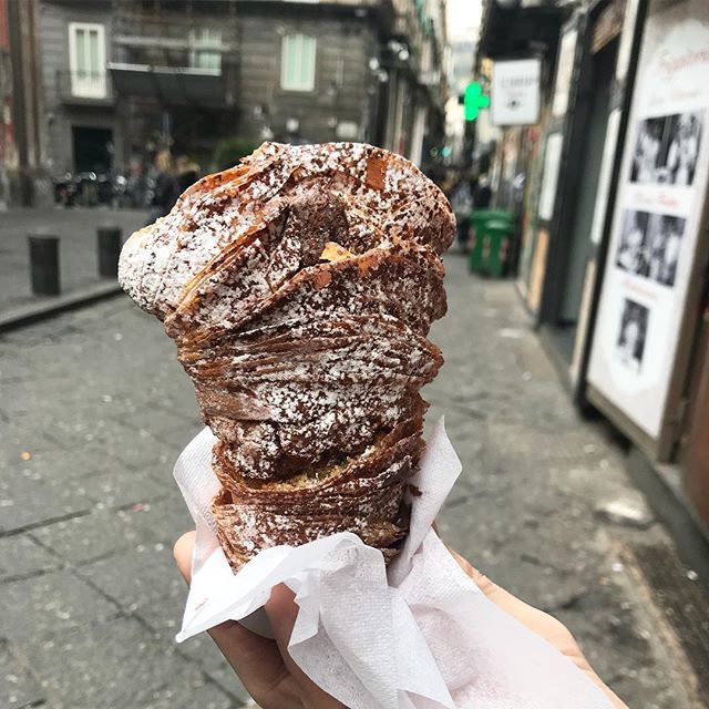 Sfogliatelle on the street of Naples 🙌 .
.
.
Stuffed to the brim with Nutella 🤤
.
.
.
#naples #napoli #napolifood #napolifoodporn #napolifoodtour #sfoglitelle #chocolate #nutella #pastry #travel #europe #italy #italian #italianfood #streetfood #desse… ift.tt/2BOSjXX