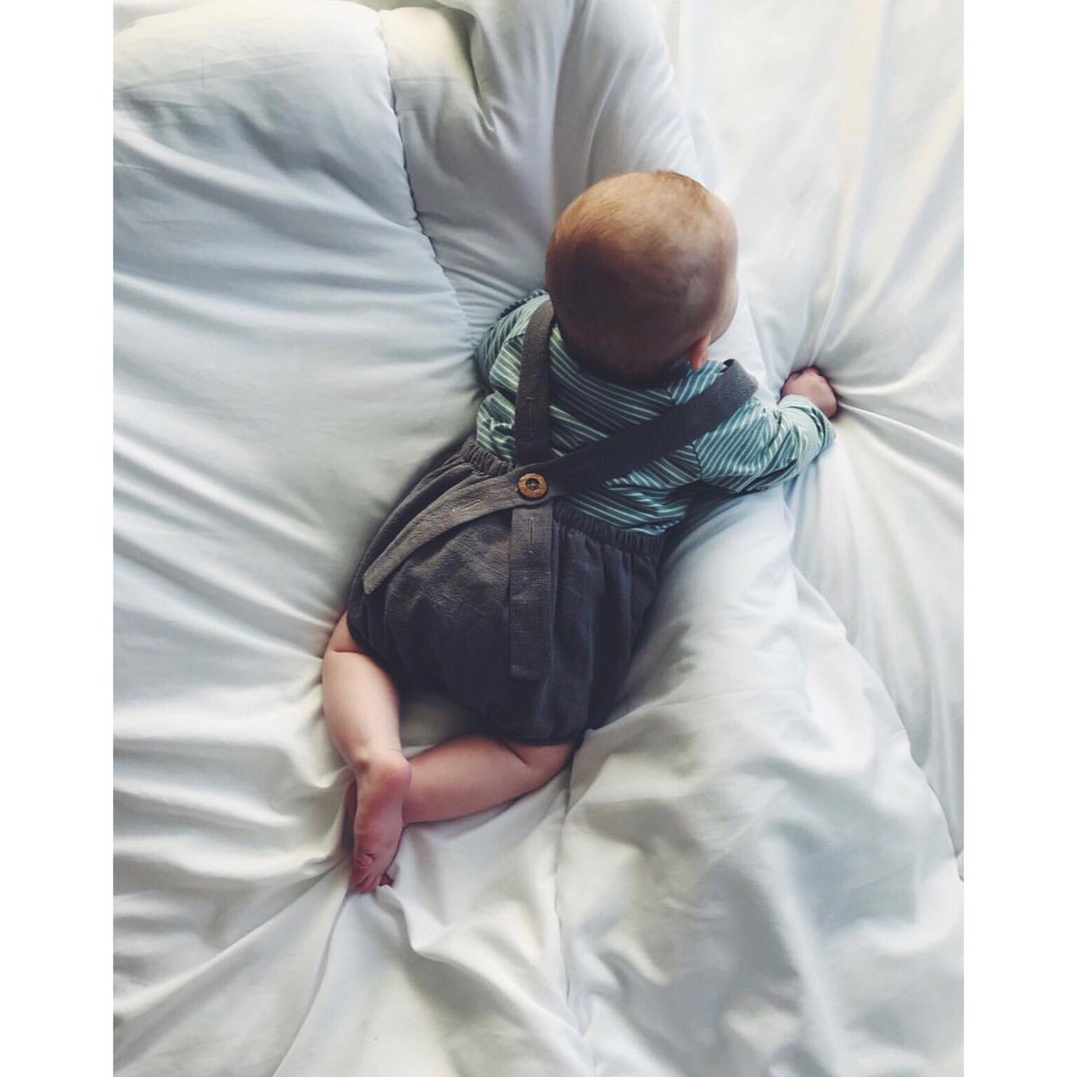 Sunday’s are most definitely duvet days for us......#peacefulsunday #duvetdays #UKGiftHour —————————————
100% organic linen button back rompers available online link in the bio 👍🏻