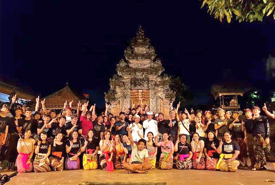 PDI_Perjuangan's tweet photo. Anak-anak muda Millenial Kuta dibawah asuhan Gusti Anom Gumanti dukung Paslon 1, Wayan Koster dan Cok Ace pada Pilgub Bali 2018.
#Salam1Jalur
#KBSACE
#PilgubBali
#WayanKosterCokAce https://t.co/Csf5DuQQ4L