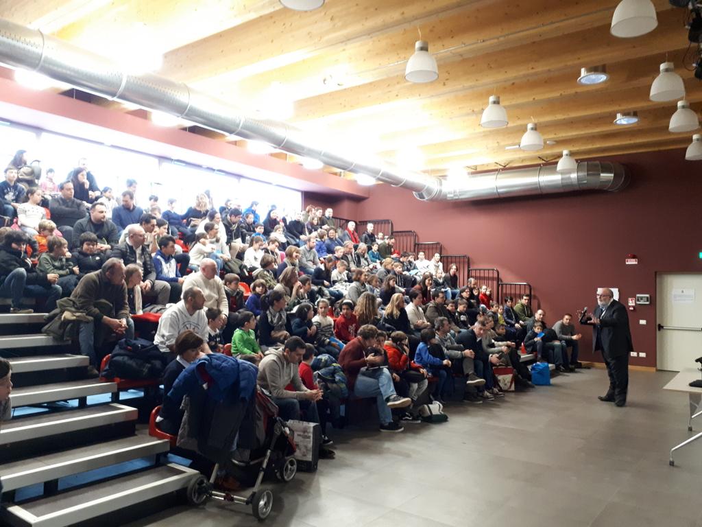 Monica_Dascenzo's tweet photo. #Coderdojo #Arese auditorium della biblioteca pieno e bambini pronti a fare #Scratch . Bambini e bambine in egual numero #codingirls #codingboys https://t.co/WjkbeEkOab