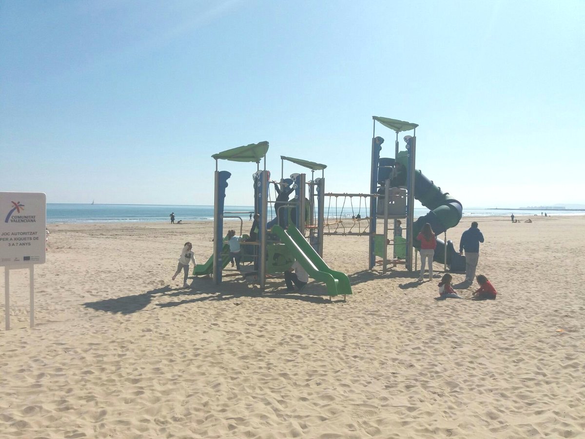 GVAturisme's tweet photo. 😊¡Encantados de ver cómo nuestras playas se viven también en febrero! Nuevos parques infantiles para disfrutar de la arena todo el año.👨👩👧👦 @c_valenciana #SempreOberta https://t.co/01lIKmJk56