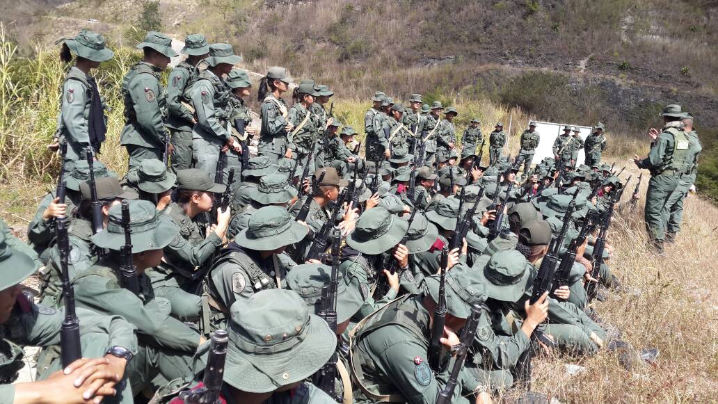 FerrerSandrea's tweet photo. 200 cadetes del 2do Batallón de la @AMGNB_UMBV continúan hoy su preparación del Método Táctico de Resistencia Revolucionaria en Macarao como parte del Ejercicio de Acción Defensiva Multidimensional #IndependenciaYPaz2018 #VictoriaMultidimensional #25Feb https://t.co/Ho2GLEBJZq