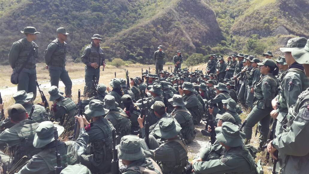 FerrerSandrea's tweet photo. 200 cadetes del 2do Batallón de la @AMGNB_UMBV continúan hoy su preparación del Método Táctico de Resistencia Revolucionaria en Macarao como parte del Ejercicio de Acción Defensiva Multidimensional #IndependenciaYPaz2018 #VictoriaMultidimensional #25Feb https://t.co/Ho2GLEBJZq