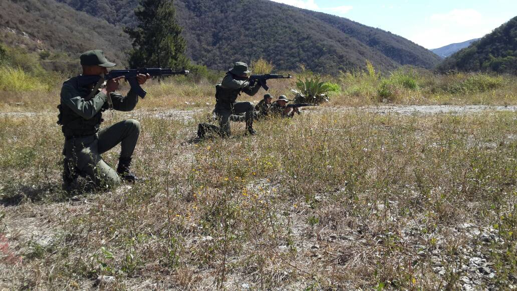 FerrerSandrea's tweet photo. 200 cadetes del 2do Batallón de la @AMGNB_UMBV continúan hoy su preparación del Método Táctico de Resistencia Revolucionaria en Macarao como parte del Ejercicio de Acción Defensiva Multidimensional #IndependenciaYPaz2018 #VictoriaMultidimensional #25Feb https://t.co/Ho2GLEBJZq