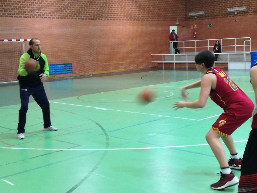 Hoy trabajamos en el Centro de Tecnificacion @IMDSG el pase y la defensa con <a href="/MauriVelayos/">Mauricio Velayos</a> del <a href="/Obila_com/">Óbila Club de Basket</a>