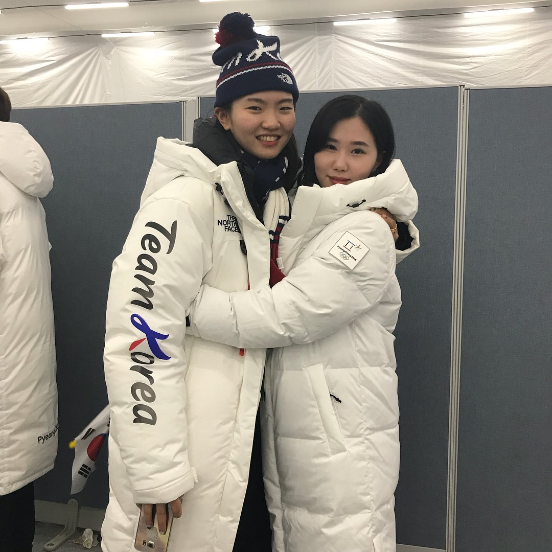 heteroH2O's tweet photo. 아 둘이 사진찍는데 임효준이 장난쳤나봄 서키랑 예진이 표정변화좀봨ㅋㅋㅋ https://t.co/ZZQolkLnQf
