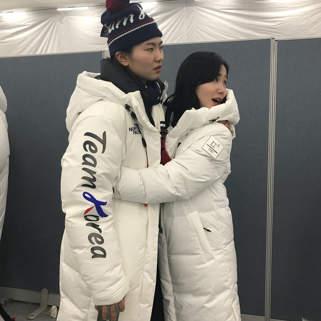heteroH2O's tweet photo. 아 둘이 사진찍는데 임효준이 장난쳤나봄 서키랑 예진이 표정변화좀봨ㅋㅋㅋ https://t.co/ZZQolkLnQf
