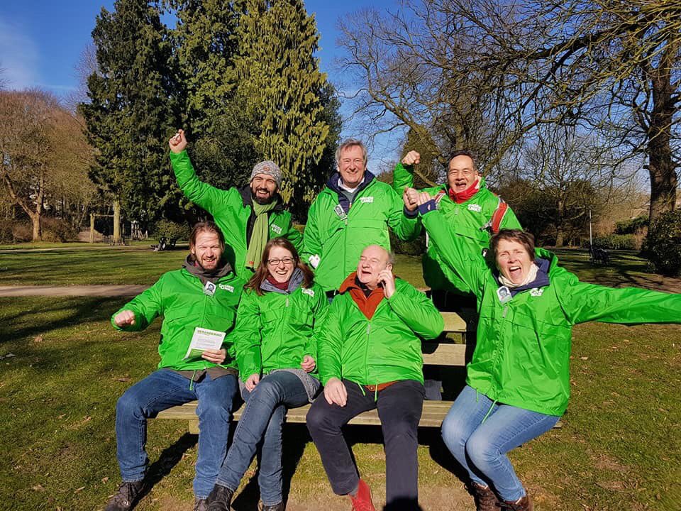 Dieren Zuid opent deuren voor GroenLinks leden die folders aanbieden. @GLRheden <a href="/pvdhazel1/">Pvdhazel</a> #GroenLinks #GroenLinksCongres