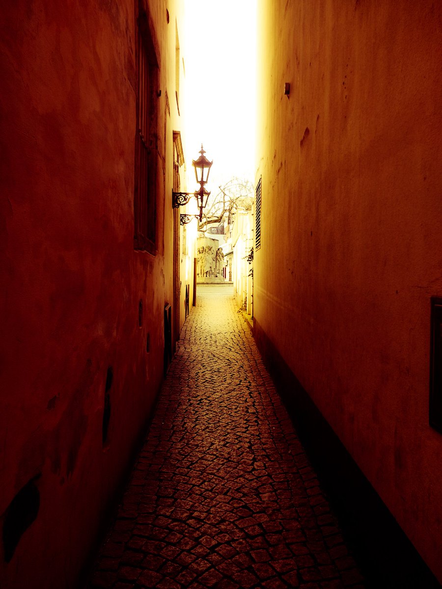 pawel_k2's tweet photo. Kleine Straße in Köln/A small street in Cologne https://t.co/CeankMn6Ky
