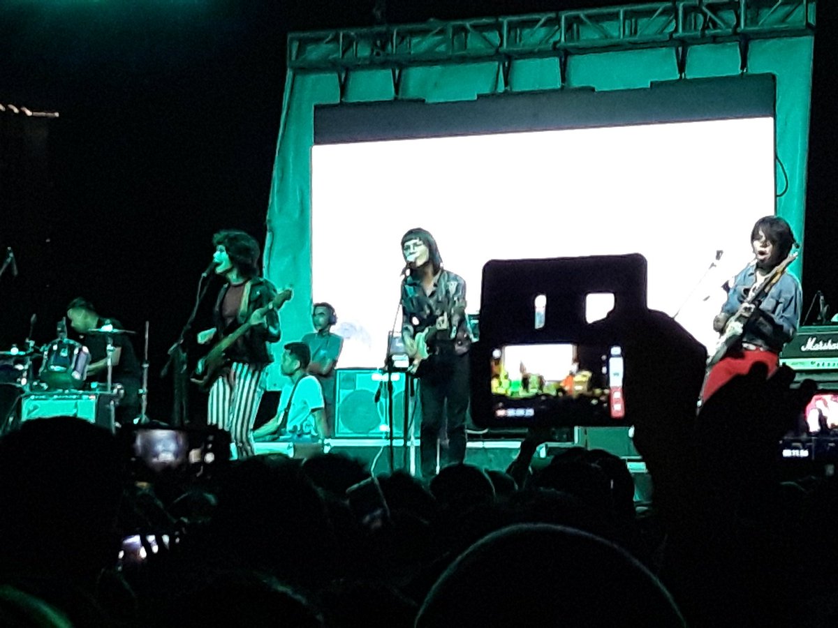 lancekiffer's tweet photo. Pinag pilitan ko makuhaan kayo kahit ang tatangkad ng mga nasa harapan ko pero sulit naman binuo nyo gabi ko 😌❤ @IVOFSPADES 
#RakrakanFestival2018 https://t.co/qbVZ99KBDJ