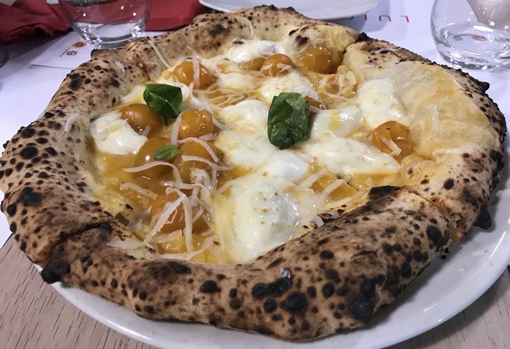marcofoodguide's tweet photo. RAGGIO DI SOLE 
Pomodorino datterino giallo in salsa,
Mozzarella di Bufala Campana D.o.p.
Scaglie di Provole del Monaco D.o.p.
Olio evo D.o.p.
Di @pizzeria.luigicippitelli
#pizzanapoletana #mangia #pizza #soloilmeglio #nofakefood #foodpizza #instapizza #burrata #tarallonapoletano https://t.co/A94slCrmeA