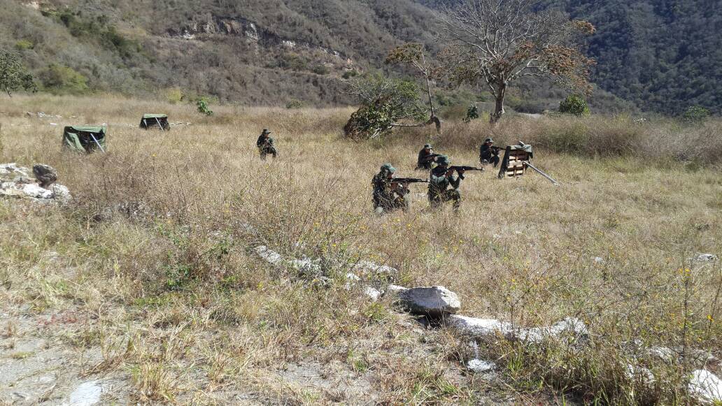 FerrerSandrea's tweet photo. Demostración del Método Táctico  de Resistencia Revolucionaria, puesta en práctica del combatiente  en el campo de batalla.Nuestros cadetes de @AMGNB_UMBV capacitados para defender la Patria  @Umbv_Fanb @GNBoficial @LopezVargasR #IndependenciaYPaz2018 #VictoriaMultidimensional https://t.co/3fiNxuBEEW