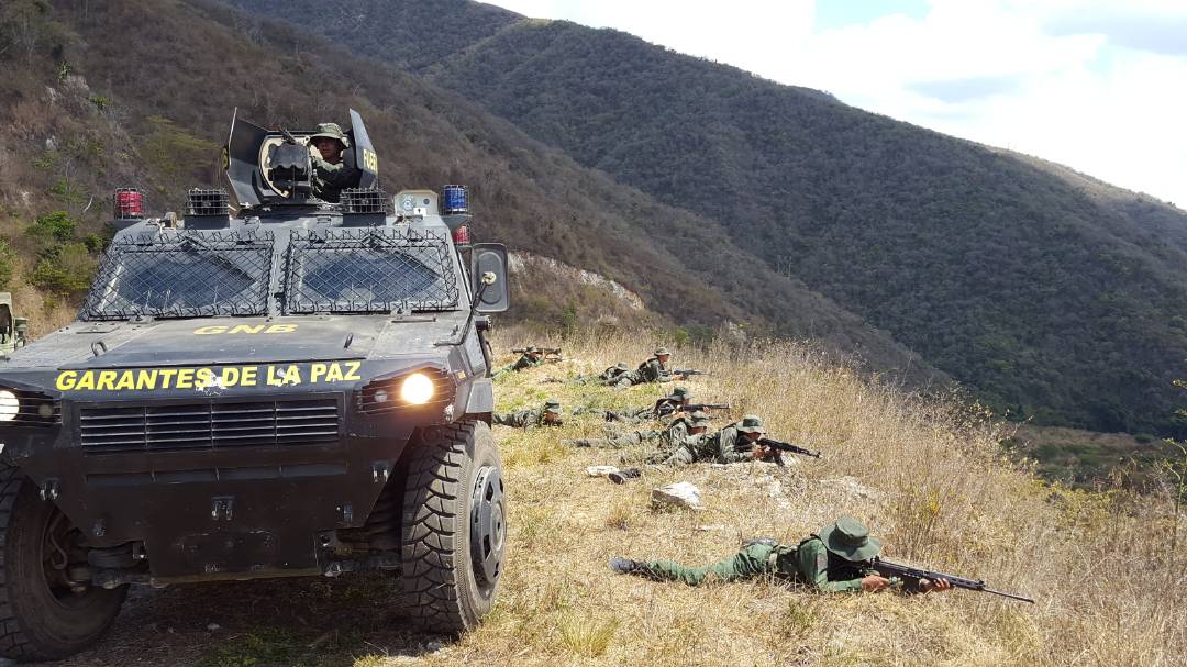 FerrerSandrea's tweet photo. Demostración del Método Táctico  de Resistencia Revolucionaria, puesta en práctica del combatiente  en el campo de batalla.Nuestros cadetes de @AMGNB_UMBV capacitados para defender la Patria  @Umbv_Fanb @GNBoficial @LopezVargasR #IndependenciaYPaz2018 #VictoriaMultidimensional https://t.co/3fiNxuBEEW