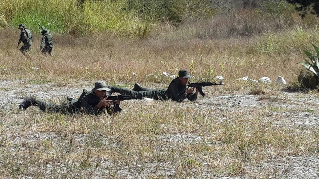 FerrerSandrea's tweet photo. Demostración del Método Táctico  de Resistencia Revolucionaria, puesta en práctica del combatiente  en el campo de batalla.Nuestros cadetes de @AMGNB_UMBV capacitados para defender la Patria  @Umbv_Fanb @GNBoficial @LopezVargasR #IndependenciaYPaz2018 #VictoriaMultidimensional https://t.co/3fiNxuBEEW