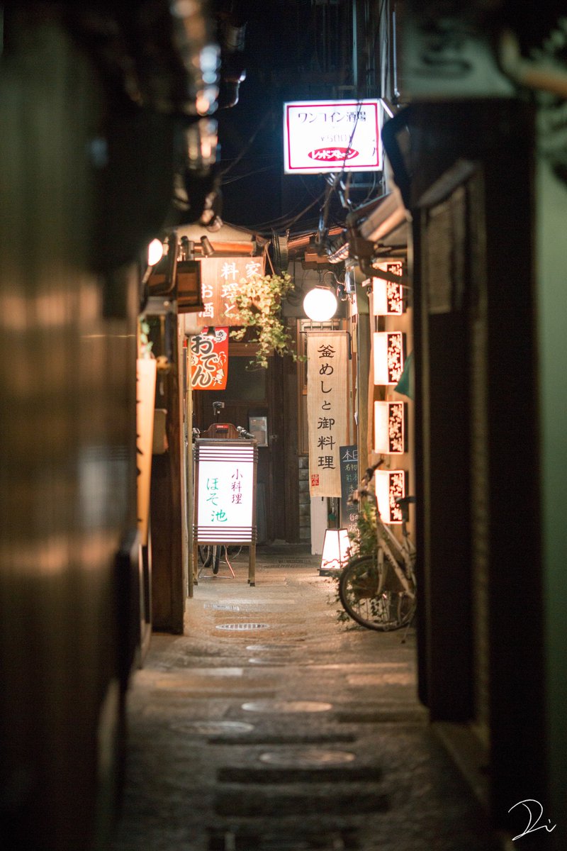 O Xrhsths うさだだぬき Sto Twitter 京の路地裏 路地裏が性癖な皆様にオススメ 京都河原町にある先斗町 ぽんとちょう 先斗町の通り自体が細道なのに 更にそこから枝分かれした裏路地にお店がありまるでジブリに出てくる裏道のような趣です 一度雰囲気を