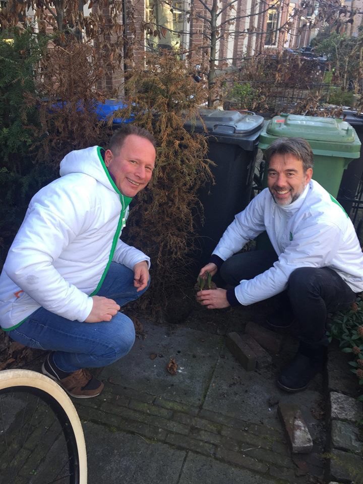 D66Zaanstad's tweet photo. Vandaag was de grote #tegeldag #Canvassen voor meer groen en minder tegels in de tuin! Tegelactie van #D66zaanstad met @JeroenvanderTol @robkarst en @M1cel  #stemD66 #KansenvoorZaanstad #steenbreek https://t.co/yGWWmivDKu