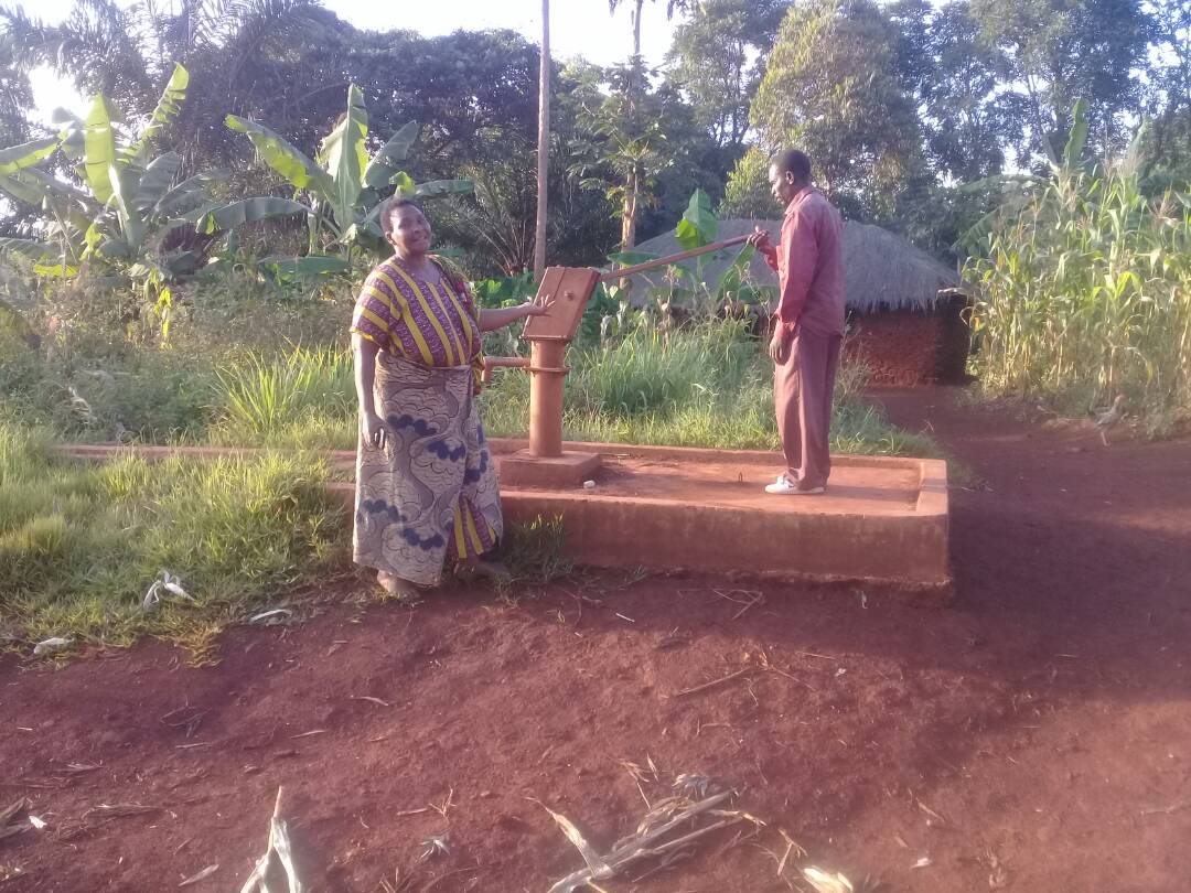 AlkadoAlphonce's tweet photo. Jaman kisima hiki kinatia huruma kina zaidi ya mwaka1 ni kibovu hata serikali haikioni tunaomba mtusaidie ili kuepuka adha ya akina mama kwenda kuchota maji umbari mrefu #kitahana #kibondo @radiokwizera @JosephKajuli @majaliwa_kassim @TZ_MsemajiMkuu @billmarwa @OxfamTz @TASAFIII https://t.co/hjnfx3LxB6