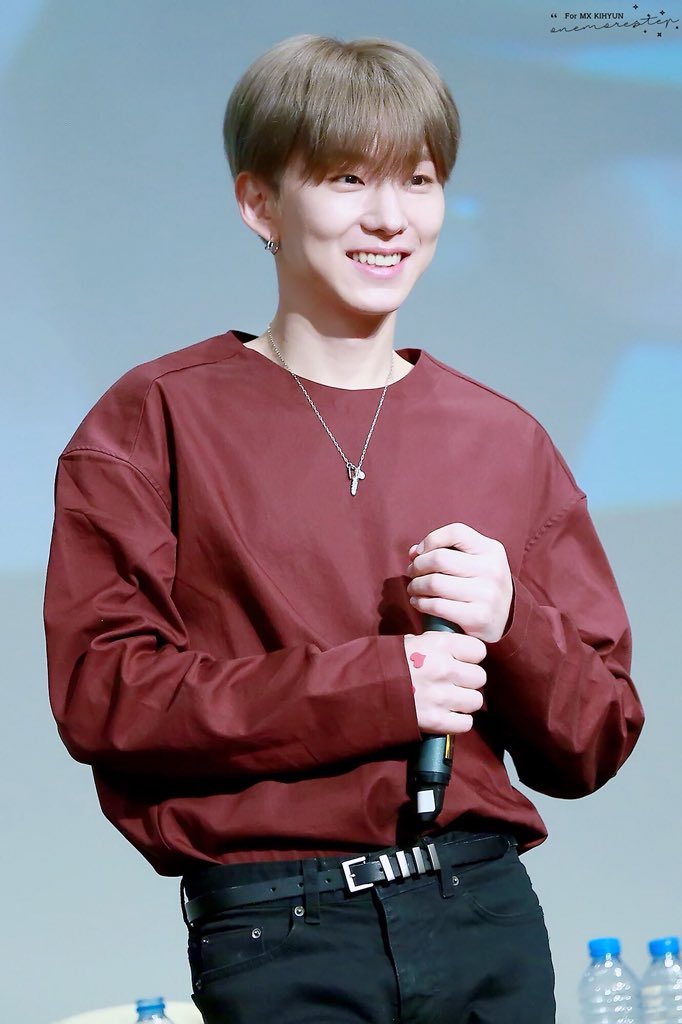 ipurpleki's tweet photo. look. his smile is the most precious thing in this crazy world his heart is so pure and he’s always smiling and spreading happiness he’s such an angel he smiles like the world depends on it and he’s just so ?? HAPPY AND GRATEFUL I LOve him https://t.co/8GgJhH4cO3