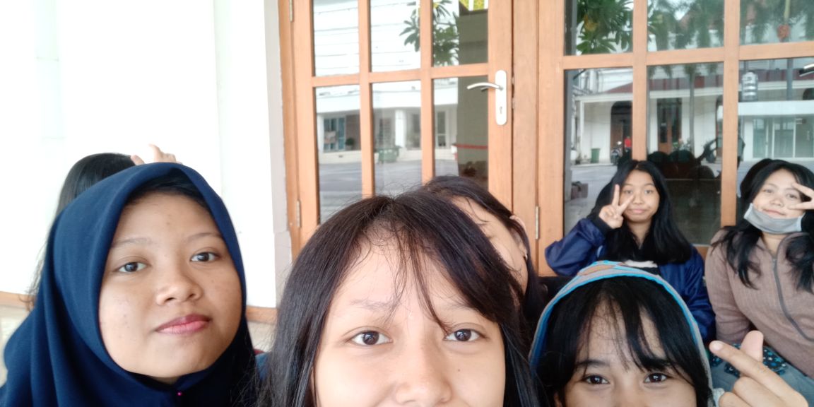 *bonus pict
Kita masih sering kumpul walau vakum dan punya kesibukan masing-masing para member, yeayyy finaly bisa kumpul OT7 itu susah 😭