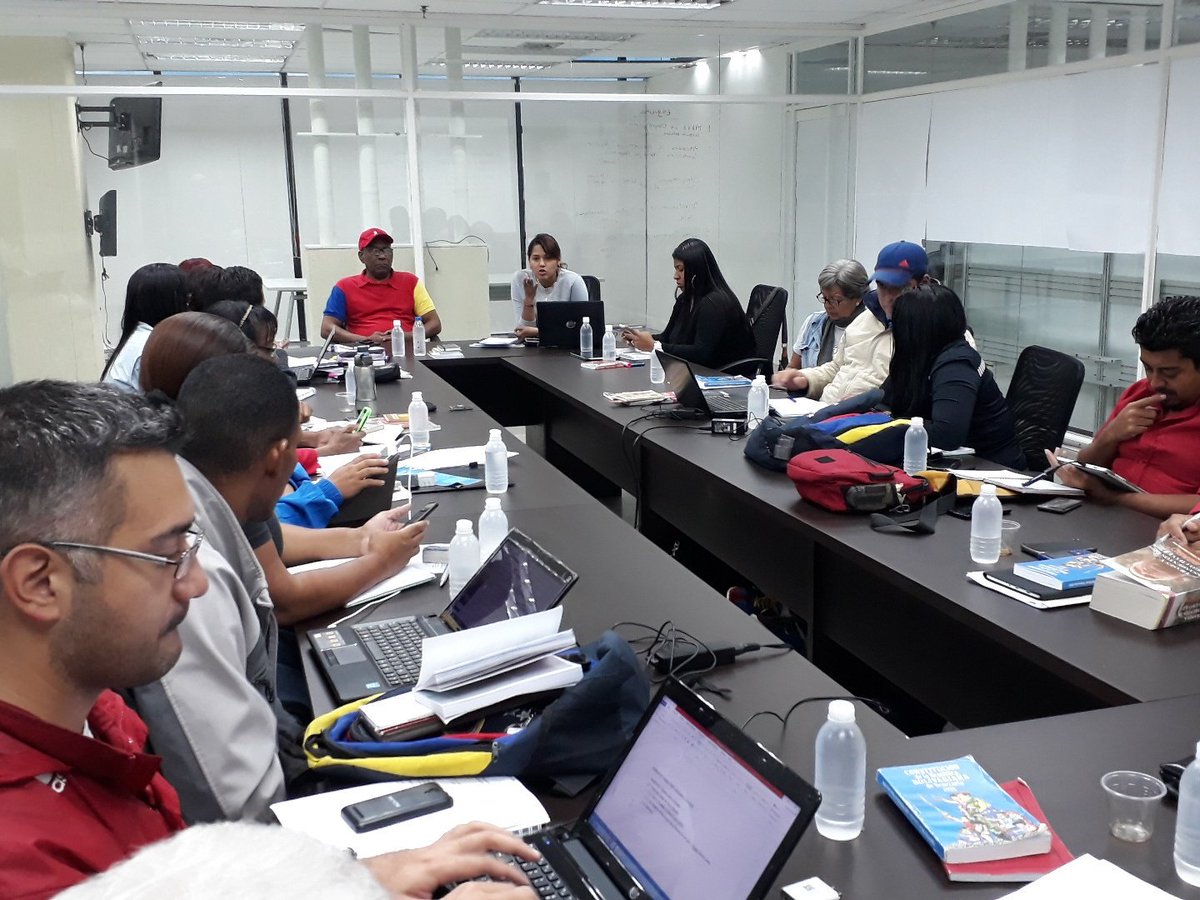 KyraAndrade_27's tweet photo. #FelizDomingo Hoy continuan las mesas de trabajo con @psuvaristobulo y los constituyentes del sector consejos comunales y comunas para la construcción de nuevas herramientas jurídicas para el desarrollo de las Comunas Productivas #IndependenciaYPaz2018 @NicolasMaduro https://t.co/MTJZlYSo3o