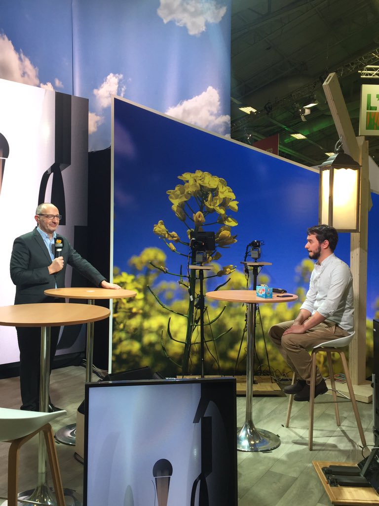 VillageSemence's tweet image. [LiveTweet] @AlexFarro reçoit la startup @far_application " qui permet  au personnes qui ont des restrictions alimentaires de savoir s'ils peuvent consommer le produit " #VillageSemence