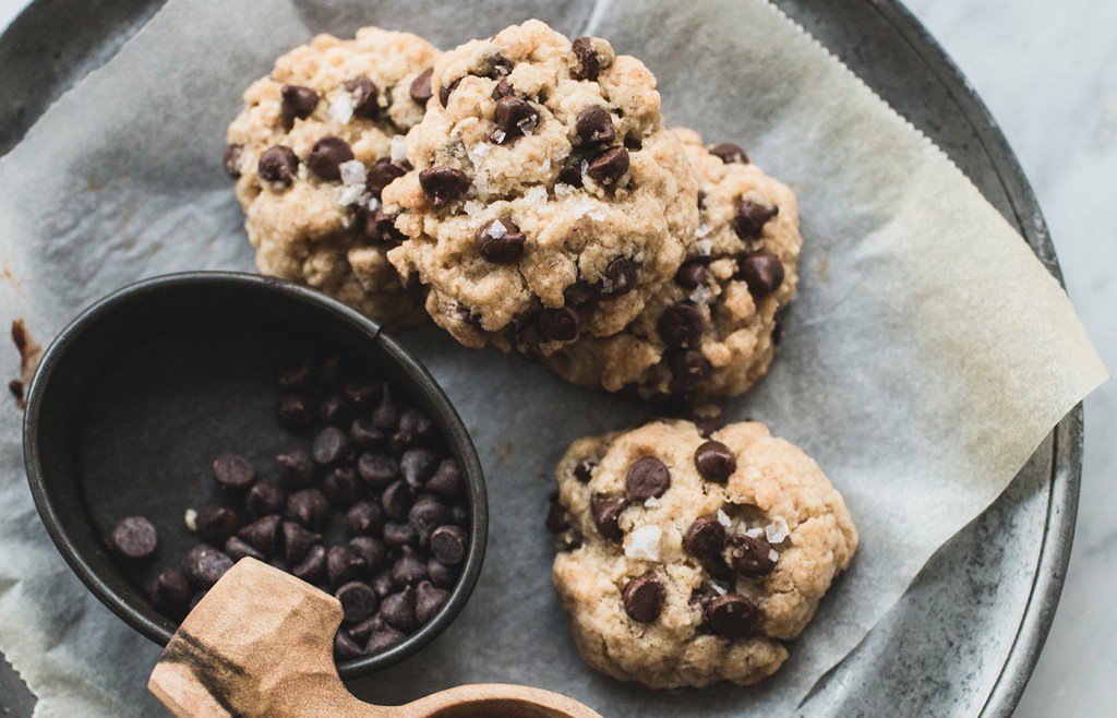 Who else fancies a plate of these vegan chocolate chip cookies? The calories don't count if no-one catches you. ow.ly/yUuQ30iy1pf