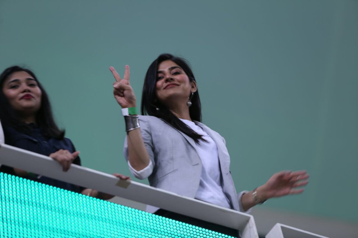 KarachiKingsARY's tweet photo. Your favorite morning show host #SanamBaloch supporting the Kings at #Dubai Stadium in tonight's match #KKvsPZ #KarachiKings #DeDhanaDhan https://t.co/pGwi9Oqy5i