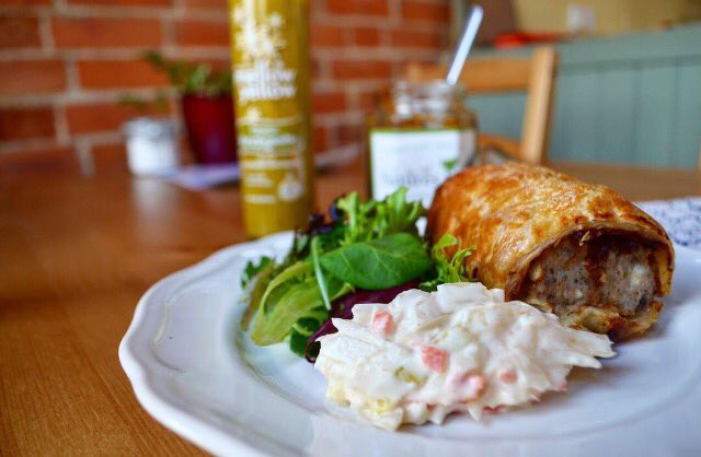 Treat your mother this Mother's Day 👨‍👩‍👧‍👦 We've got you sorted with our variety of handmade cards and gifts 🛍💐