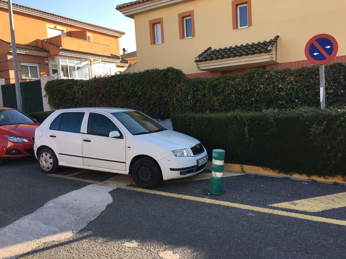 franhidalgowi's tweet photo. @HA_Carmen @MolinaPolicia @vivoenaltorreal A menos de 400 metros de casa coches mal aparcados por todos lado. Y sin multar. Por qué a unos sí y a otros no? @MolinaPolicia https://t.co/AWB0M7h1gs