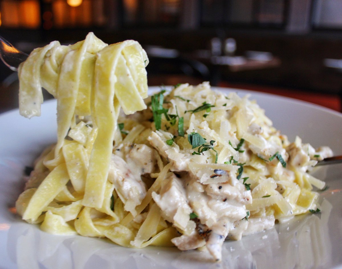fandfpizza's tweet photo. Chicken Alfredo, anyone?! https://t.co/qdVZLiXLFV https://t.co/vcA9jPgFIs