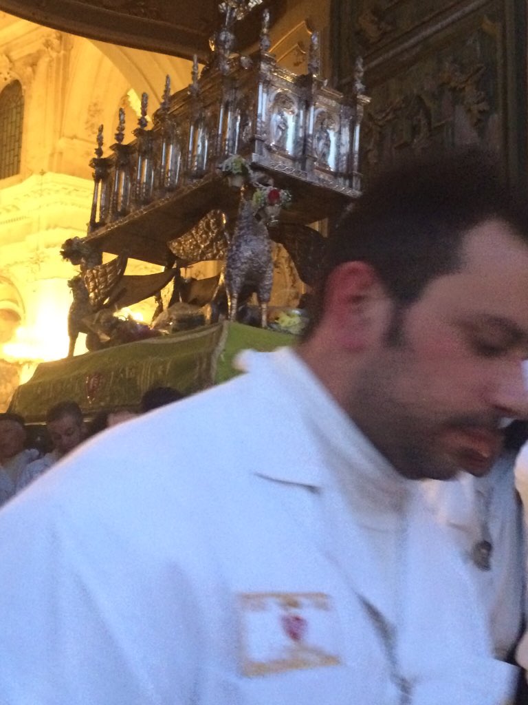 felice_modica's tweet photo. #SanCorrado si festeggia 4 volte:19 Febbraio(giorno suo);ultima domenica di Agosto,per netini emigrati.#ottave di Febbraio e Agosto.Insomma,8 giorni dopo la data giusta,lo si riporta a spasso,con tanto di camicie verdi(per il cui uso non autorizzato si dovrebbe querelar Salvini!) https://t.co/mVyEltkfzn