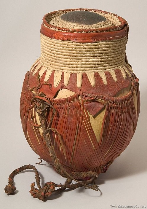 SudaneseCulture's tweet photo. "Wedding baskets" from the Rizekat people of Northern Darfur, Sudan.
#SudaneseCulture #ثقافة_سودانية https://t.co/rTRfFhsM4O