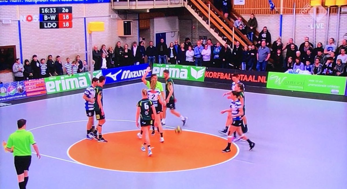Prima-time! Live op NPO1, <a href="/LDODK/">LDODK/Rinsma Modeplein</a> tegen <a href="/BWAmsterdam/">AKC Blauw-Wit</a> #trotsekekledingleverancier en ook nog uitstekende reclame van onze webshop <a href="/korfbaltotaal/">Korfbaltotaal</a> met partners #erima <a href="/MizunoNL/">MizunoNL</a>