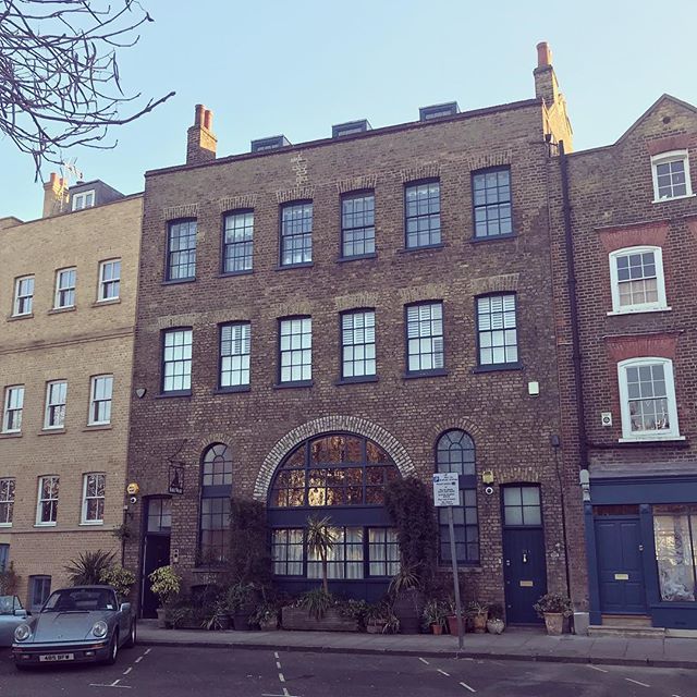 Completely fallen in love with this area of London. Littered with gorgeous converted warehouses and factories like this one. Would love to peep inside to see the view from those fabulous windows!
#convertedwarehouse #thameswalk #riverview #periodconversi… ift.tt/2ENoFFc