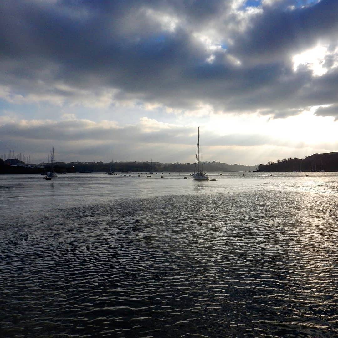 isuplife's tweet photo. Super cold on my hands on my Friday afternoon paddle, lovely out of the wind, and a great view down the #riverlynher as a reward. Not forgetting the #2minutebeachclean afterwards.
#suplife
#cornwall
#devon
#winter
#redpaddleco
#rivertamar https://t.co/1mnRNifSb1