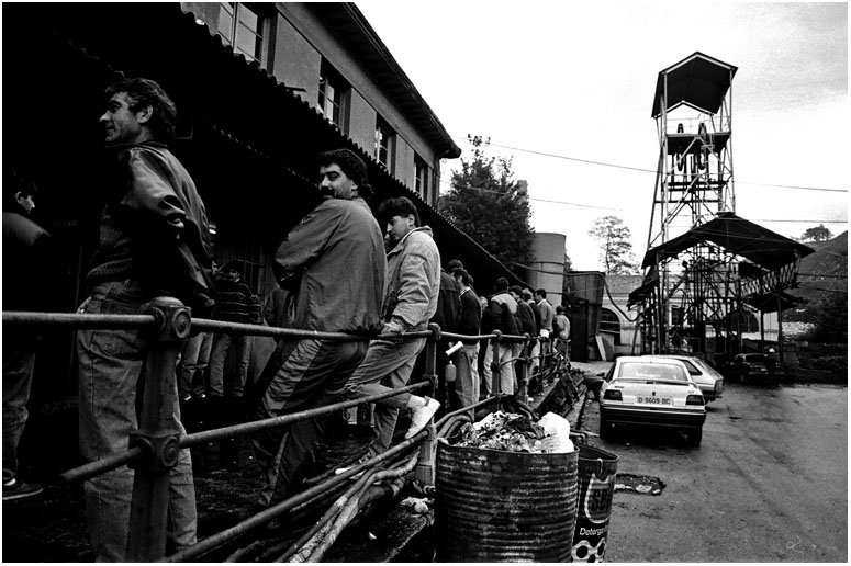 Instalaciones del Pozo Pumarabule, Siero, Asturias. Año 1991.
© Eduardo Urdangaray
archivohistoricominero.org/portfolio_page…