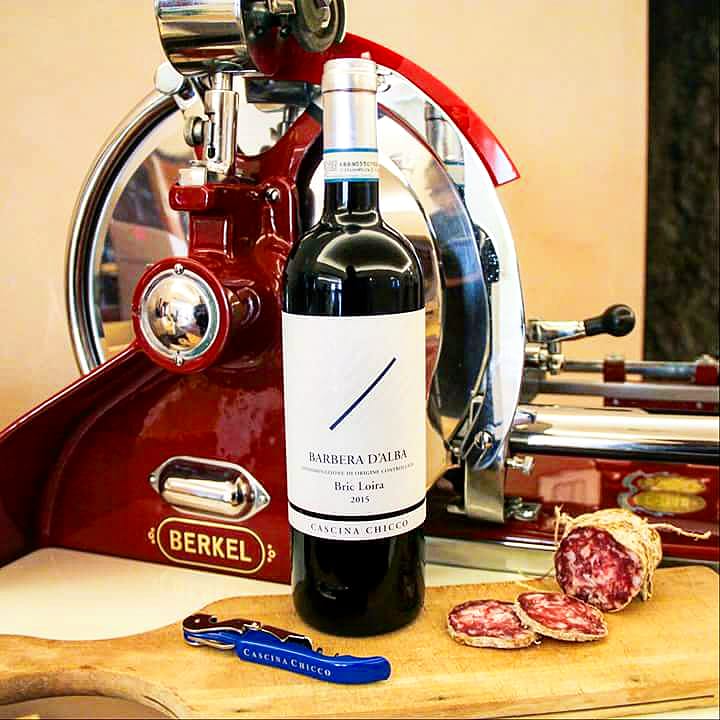 Al termine di una giornata fredda e uggiosa cosa c'è di meglio di un calice di Barbera #BricLoira e di una fetta di buon #salame? Voi che dite?! 😋😊😉🍷#CascinaChicco #Barbera #cozynight #Roero