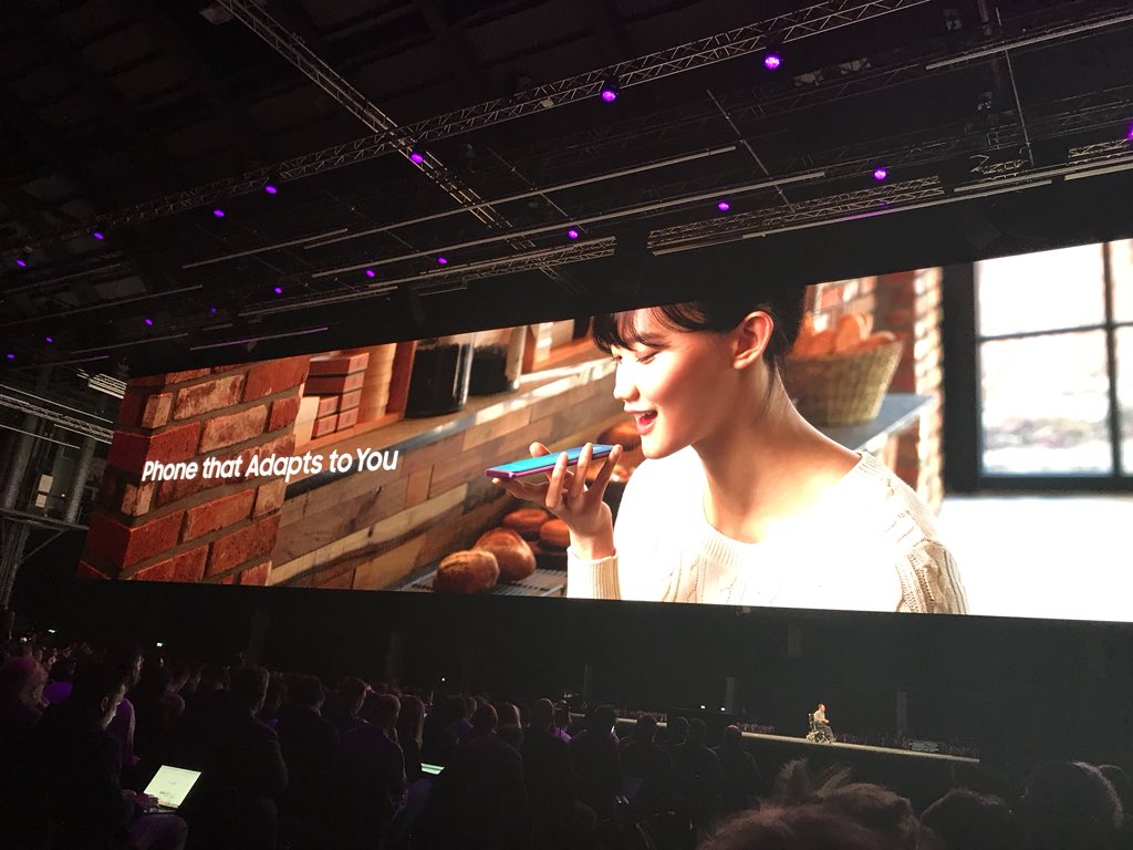 nilskinkel's tweet photo. 3D-Emojis, externe Speicherkarte und Kamera mit Brennweite. Viel Spielerei, nur essen kann man das #SamsungS9 leider noch nicht. #MWC18 https://t.co/4PnmT7Bwk4