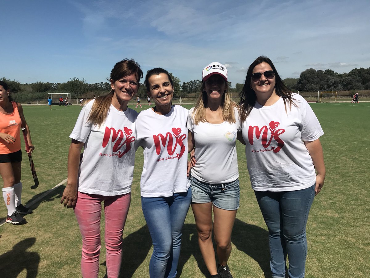 SolidariasMamis's tweet photo. Domingo de #hockeysolidario GRACIAS @JuntosHayEquipo  y a todas las jugadoras por sumarse a nuestra campaña de útiles escolares! #poquitoesmucho❤️ https://t.co/81kUBcTvdx