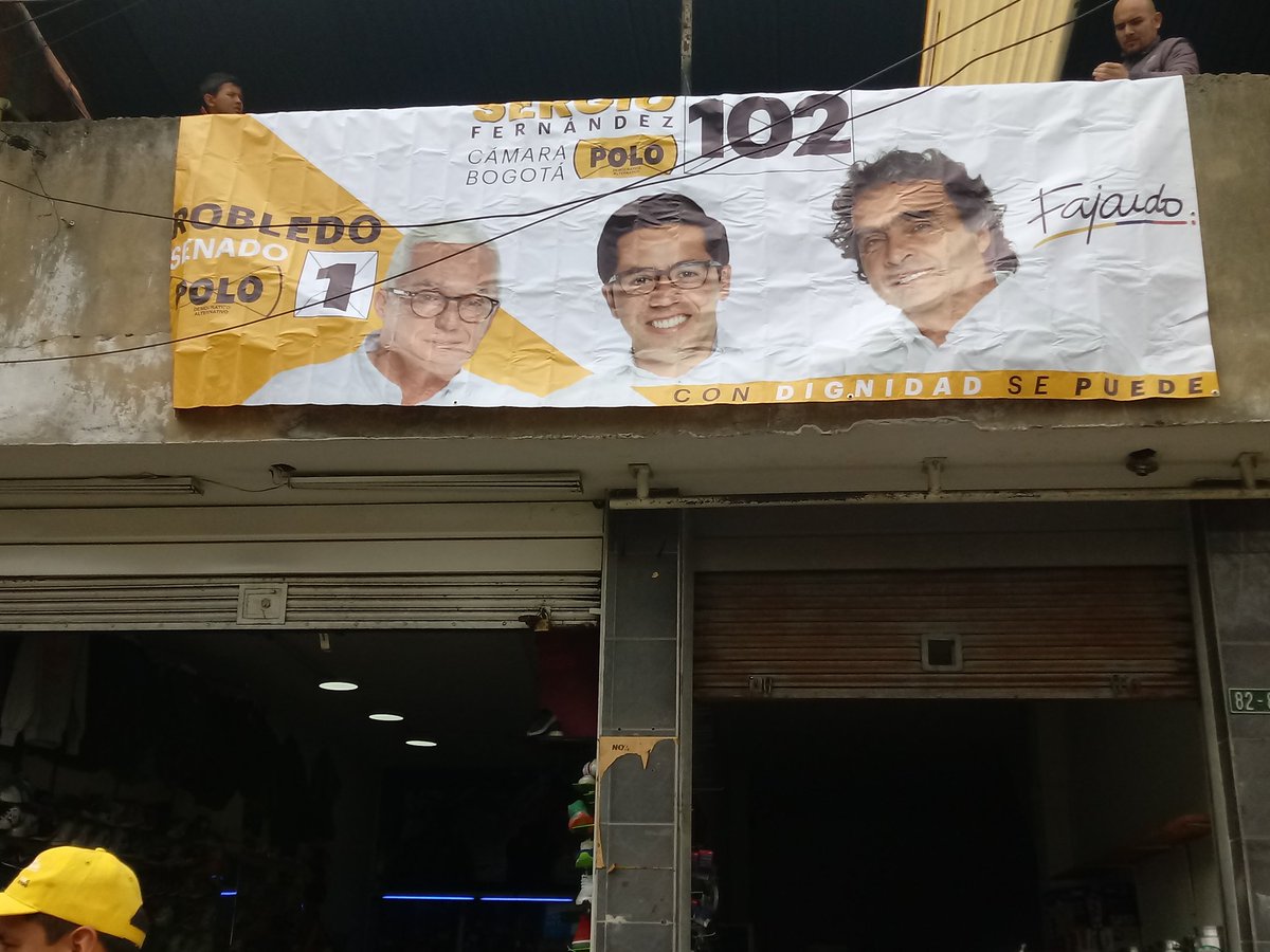 angierodriguezt's tweet photo. Los #VoluntariosRobledoEnAcción No somos Ni postpago, Ni prepago, somos voluntarios que de Corazón queremos que el Sol brille para todos los Colombianos. 💛 https://t.co/PzDNgP19kK