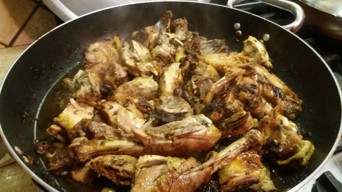 MCristinafernn's tweet photo. Mettiamoci ai fornelli va
#pollastro arrosto morto 
fuori nevica
Un poco di vino #rosso
↪come la miglio tradizione orvietana https://t.co/T20yitve7i