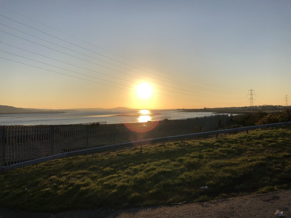 msparkled's tweet photo. This sunset on the way home from Llanelli, coupled with Veracocha - Carte Blanche being played on the stereo - giving me #Ibiza chills #GetMeBackThere https://t.co/ECO8TrDsDk