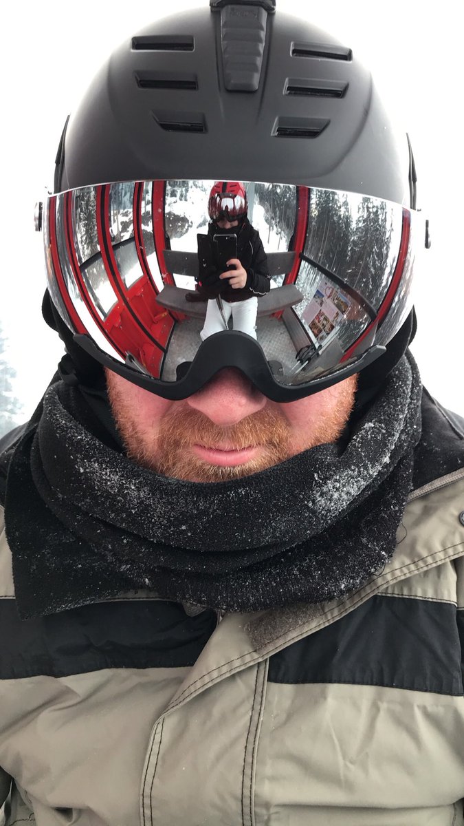 Erg koud in Hollersbach Oostenrijk. Morgen en dinsdag -20 tot -25 gr. Eerste kilometers inmiddels in de benen. Vandaag een mooie dag en super sneeuwcondities.  Samen met mijn oudste dochter dagafdaling gedaan. Nu terug met de gondel naar mij andere twee dames.