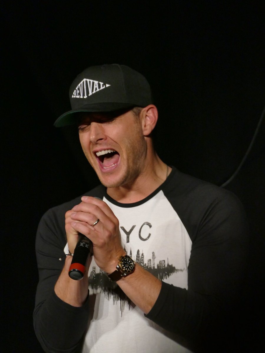 acklesupdates's tweet photo. Jensen rocking last night at #SPNVegas! #SPNLV https://t.co/u1HGpZZU64