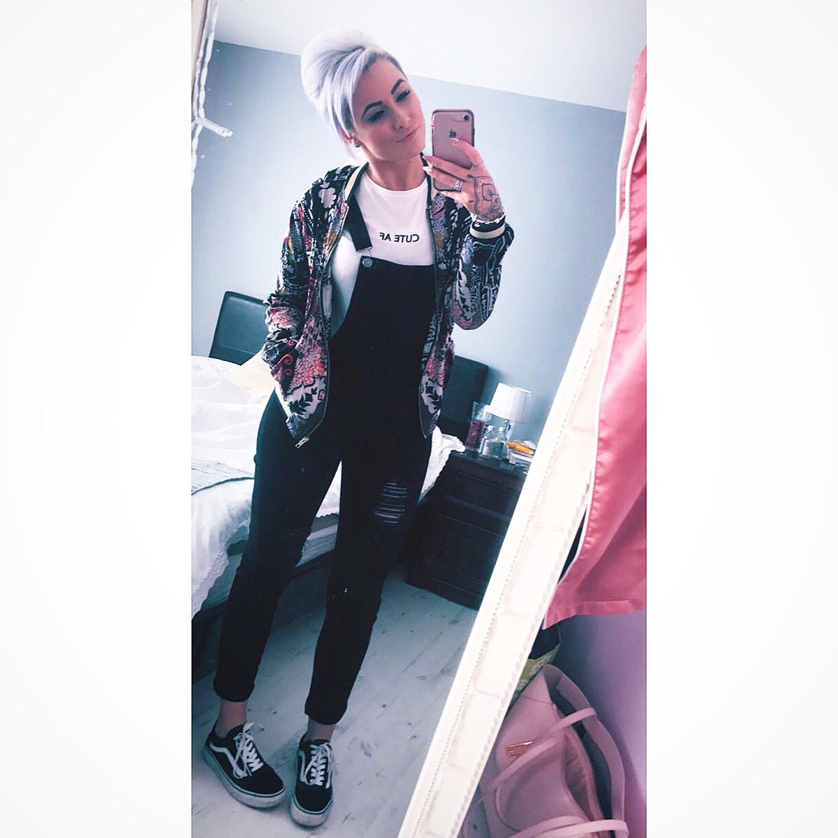 StarAutumnClark's tweet image. Cute AF 

#90skid #dungarees #retrojacket #sunday #nohangover #blondie #mirrorselfie