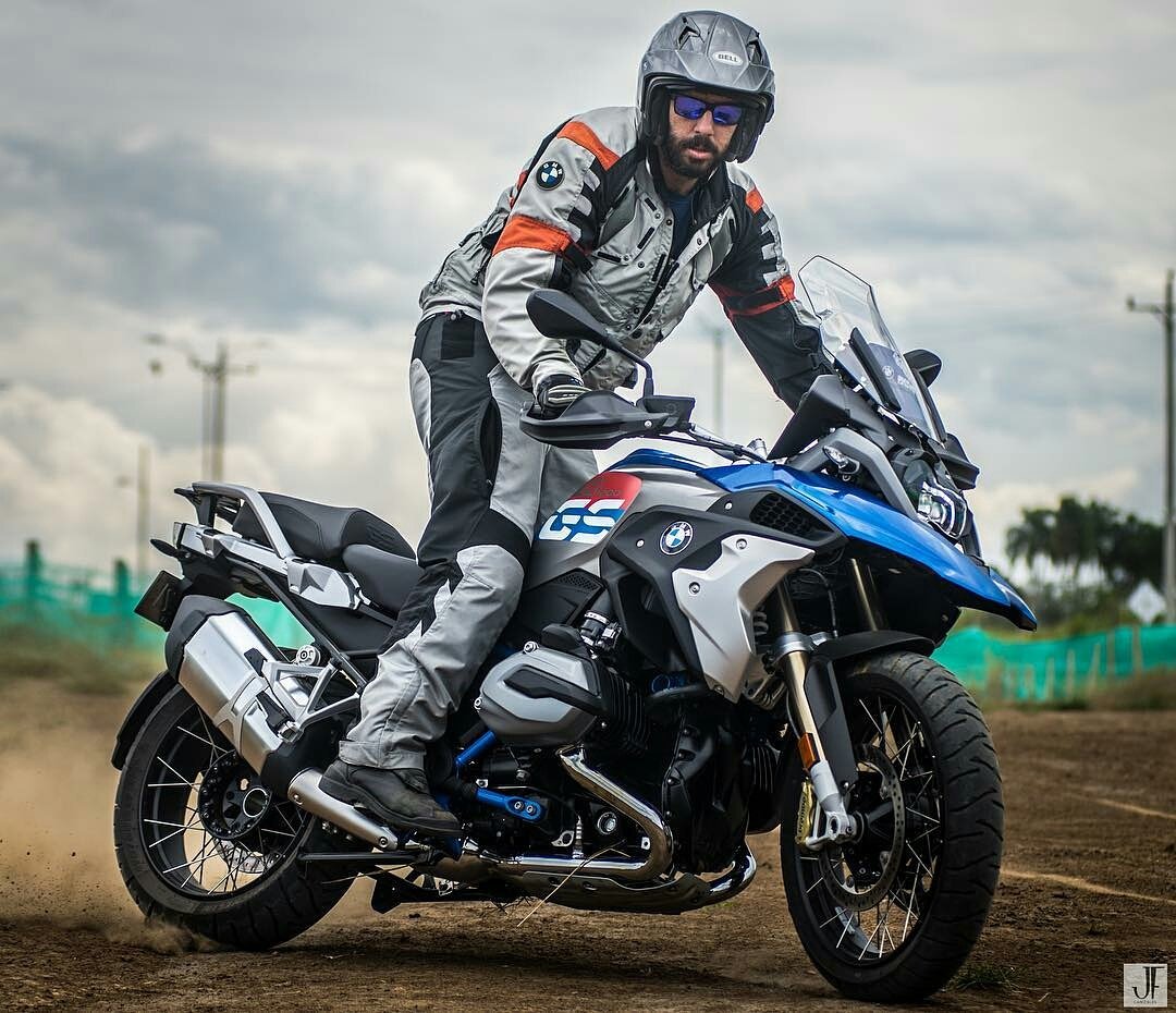 4GASC's tweet photo. Regrann from @bmwmotorrad -  Dirt flying, tires skidding, standing on the pegs, this is the #spiritofGS! 
Thanks for the photo @jfcanizalesphoto 
Rider @evelez42
#R1200GS #bmwmotorrad #MakeLifeARide #drift #skid #dirt #AdventureBike #enduro #adventure #HandledLikeAPro - #regrann https://t.co/iMubVD0Xaj