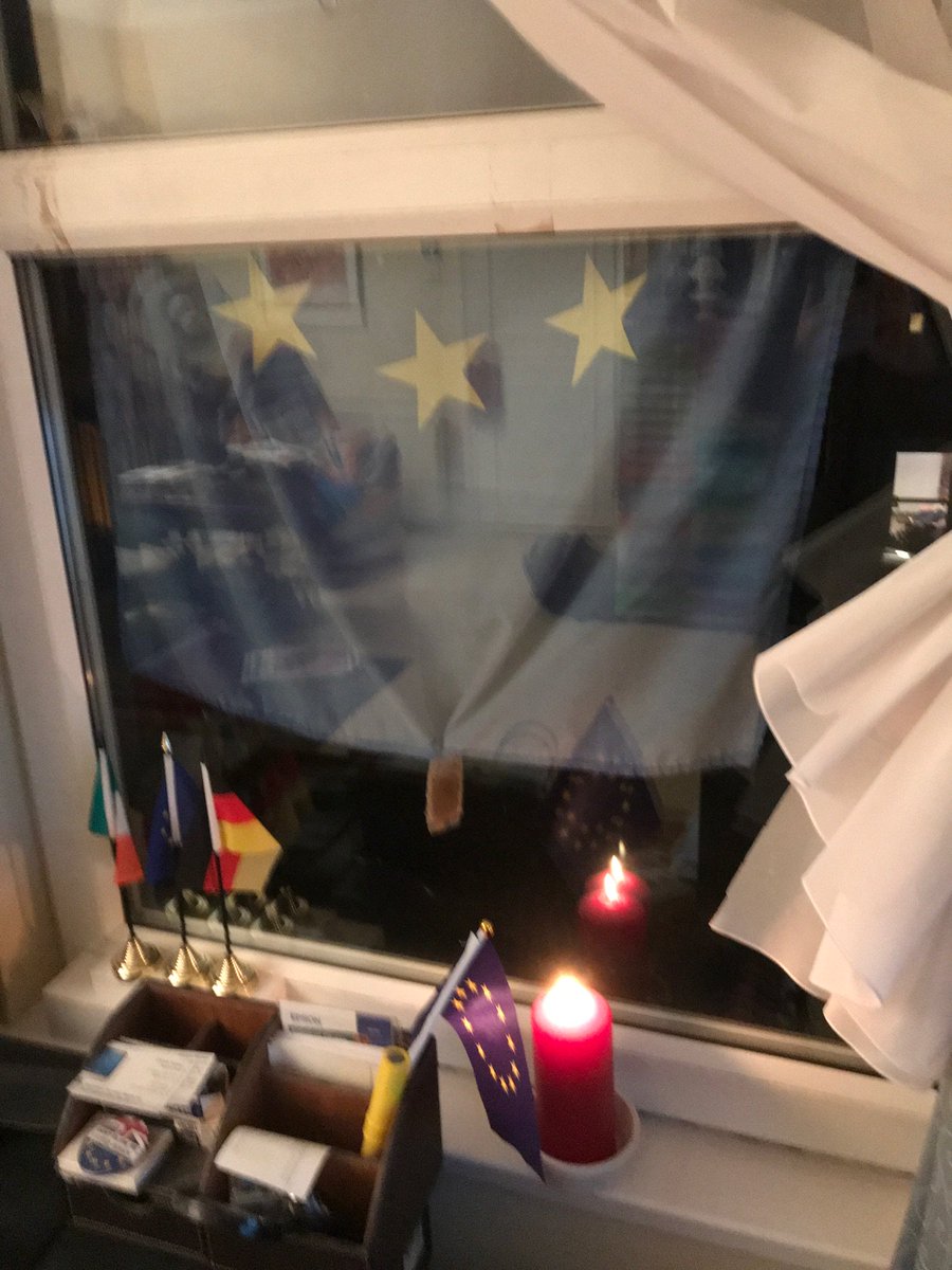 euromovmntdevon's tweet photo. My other window. #ShineALight4Europe https://t.co/DQ4ORmIMlG