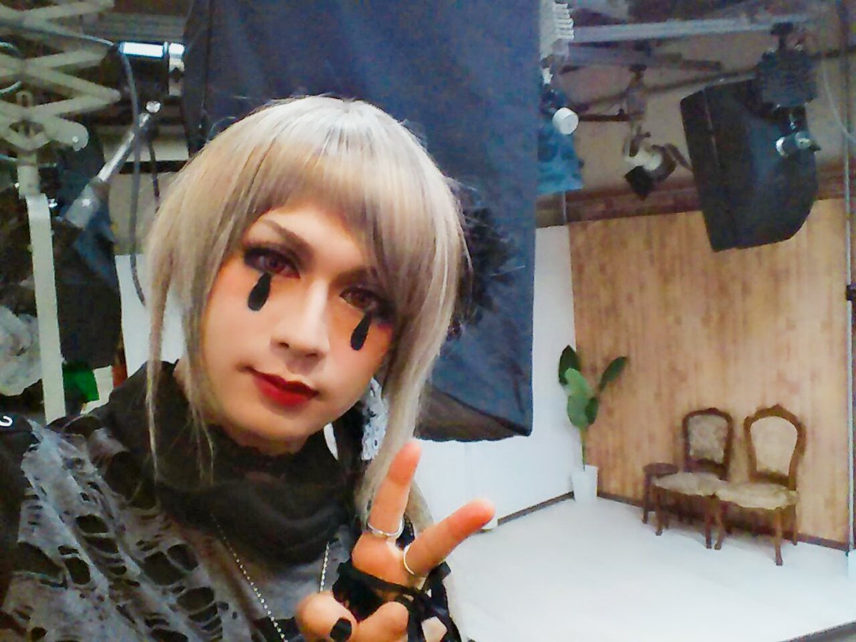 shin_gt0324's tweet photo. 昨日はバンドのアーティスト写真を撮りにスタジオまで行ってました(*`・ω・)ゞ そのうち発表出来るかと! went to photoshoot!
#Devain #Photoshoot #visualkei #撮影 #スタジオ https://t.co/ScQ5F2s36K