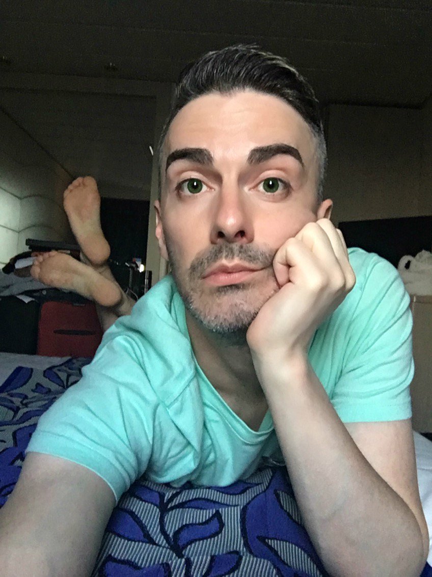 TheRobbieTurner's tweet image. A day off. 
-
-
-
#Sometimes #outofdrag #dragrace #robbieturner #illtellyouforfree #gayboy #ineedtoshave